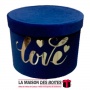 La Maison des Boîtes - Boîte Cadeau à fleurs Cylindrique en Velours - Bleu & Désigne "Love" en Doré  (20.5x15 cm) - Tunisie Meil