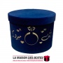 La Maison des Boîtes - Boîte Cadeau à fleurs Cylindrique en Velours - Bleu  & Désigne Bague Fiançaille "الف مبروك" en Doré  (20.